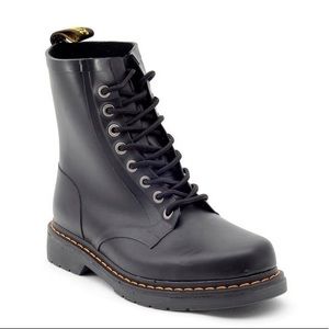 Dr. Martens Drench 8-Eye boot